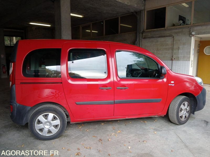 RENAULT KANGOO TPMR N°150546 - Autocarro escolar: foto 1 RENAULT KANGOO TPMR N°150546 - Autocarro escolar: foto 1
