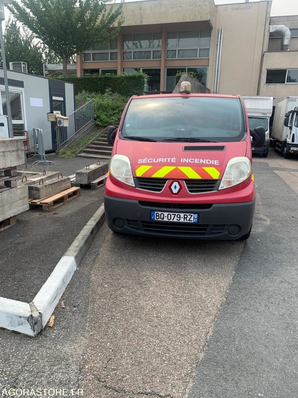 RENAULT Trafic II Fourgon Phase 2 L1H1 2.0 dCi 16V 90 cv - Furgão: foto 1 RENAULT Trafic II Fourgon Phase 2 L1H1 2.0 dCi 16V 90 cv - Furgão: foto 1