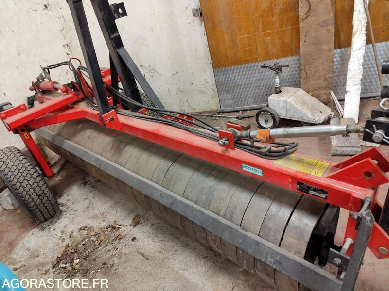 ROULEAU QUIVOGNE RSR 300 TRES PEU SERVI ANNEE 2003 - Equipamentos para jardinagem: foto 3 ROULEAU QUIVOGNE RSR 300 TRES PEU SERVI ANNEE 2003 - Equipamentos para jardinagem: foto 3