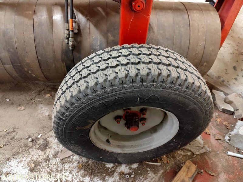 ROULEAU QUIVOGNE RSR 300 TRES PEU SERVI ANNEE 2003 - Equipamentos para jardinagem: foto 5 ROULEAU QUIVOGNE RSR 300 TRES PEU SERVI ANNEE 2003 - Equipamentos para jardinagem: foto 5
