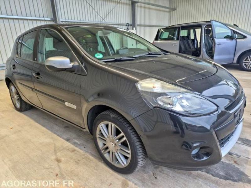 Renault Clio III Phase 2 – TomTom Edition 1.2 75 – 2011 – Seulement 33 200 km – - Automóvel: foto 5 Renault Clio III Phase 2 – TomTom Edition 1.2 75 – 2011 – Seulement 33 200 km – - Automóvel: foto 5