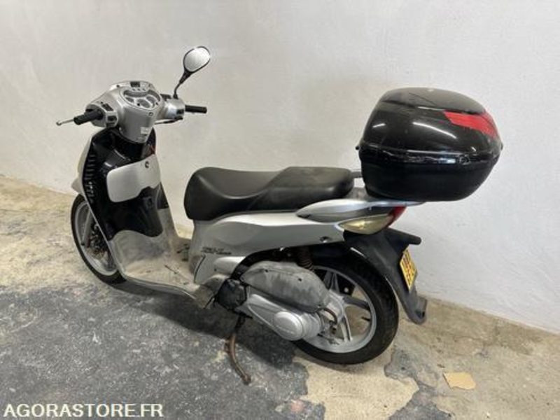 SCOOTER HONDA SH125 - 2001 - 24167KM - 1087GF2A - Motocicleta: foto 1 SCOOTER HONDA SH125 - 2001 - 24167KM - 1087GF2A - Motocicleta: foto 1