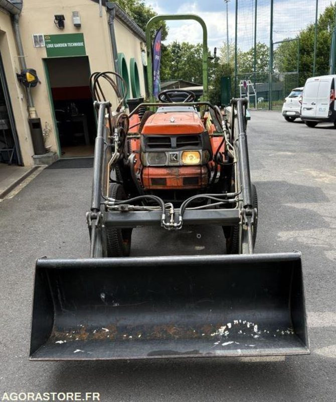TRACTEUR KUBOTA L3300 - Trator: foto 1 TRACTEUR KUBOTA L3300 - Trator: foto 1