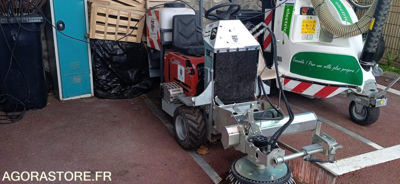 Balayeuse désherbeuse deneigeuse COCHET type GECKO automotrice 27 heures 2021 - Varredora urbana: foto 1 Balayeuse désherbeuse deneigeuse COCHET type GECKO automotrice 27 heures 2021 - Varredora urbana: foto 1