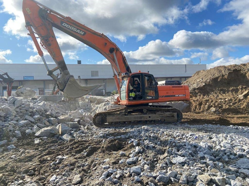 Doosan DX420LC - Escavadora de rastos: foto 1 Doosan DX420LC - Escavadora de rastos: foto 1