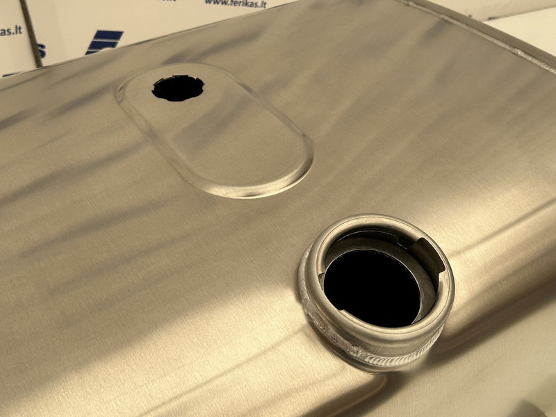 MAN New aluminum fuel tank 150L - Tanque de combustível para Camião: foto 4 MAN New aluminum fuel tank 150L - Tanque de combustível para Camião: foto 4
