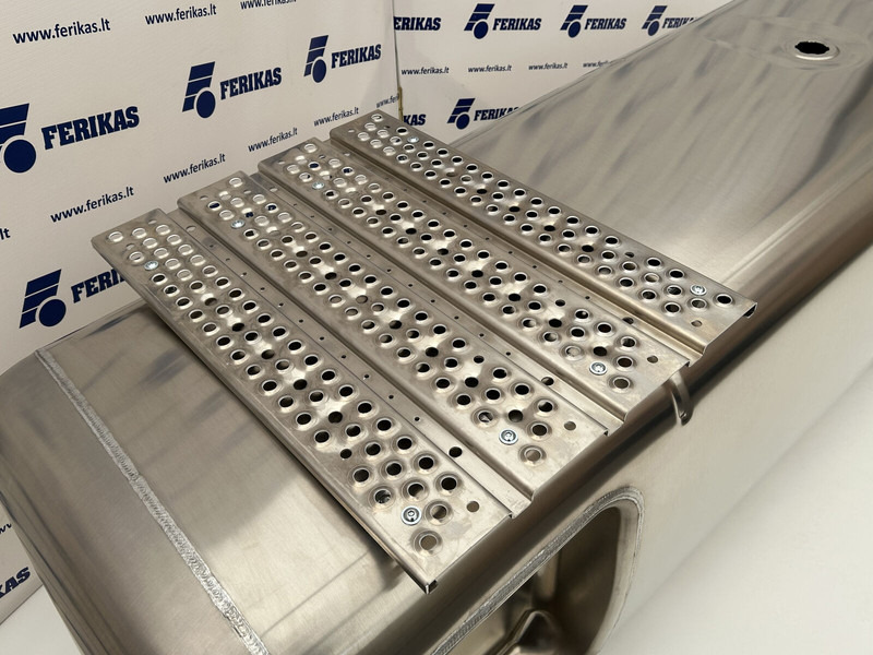 Mercedes-Benz Fuel tank 720L + 75L AdBlue - Tanque de combustível para Camião: foto 4 Mercedes-Benz Fuel tank 720L + 75L AdBlue - Tanque de combustível para Camião: foto 4