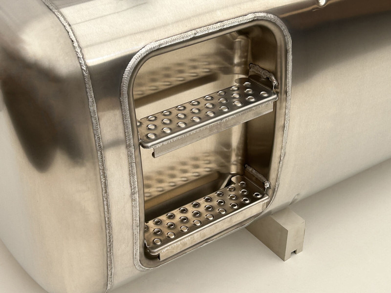 Mercedes-Benz Fuel tank 880L + 90L AdBlue - Tanque de combustível para Camião: foto 5 Mercedes-Benz Fuel tank 880L + 90L AdBlue - Tanque de combustível para Camião: foto 5