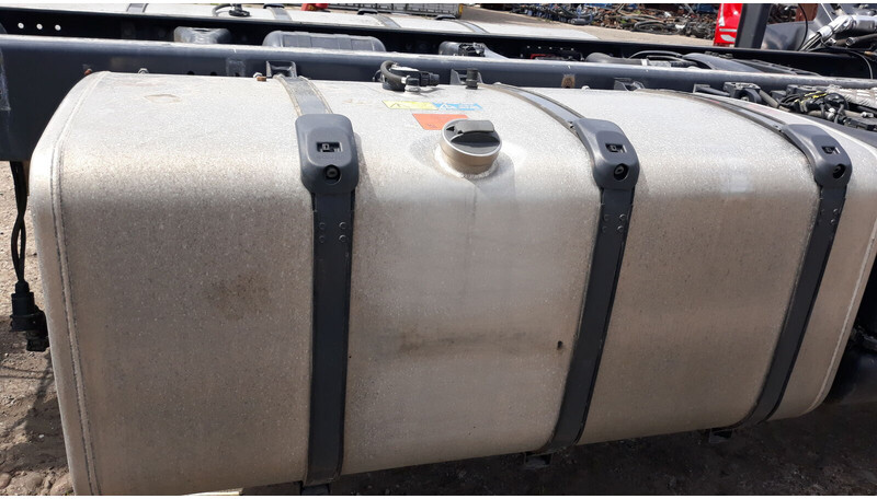 Scania 600L complete fuel tank with brackets - Tanque de combustível para Camião: foto 1 Scania 600L complete fuel tank with brackets - Tanque de combustível para Camião: foto 1