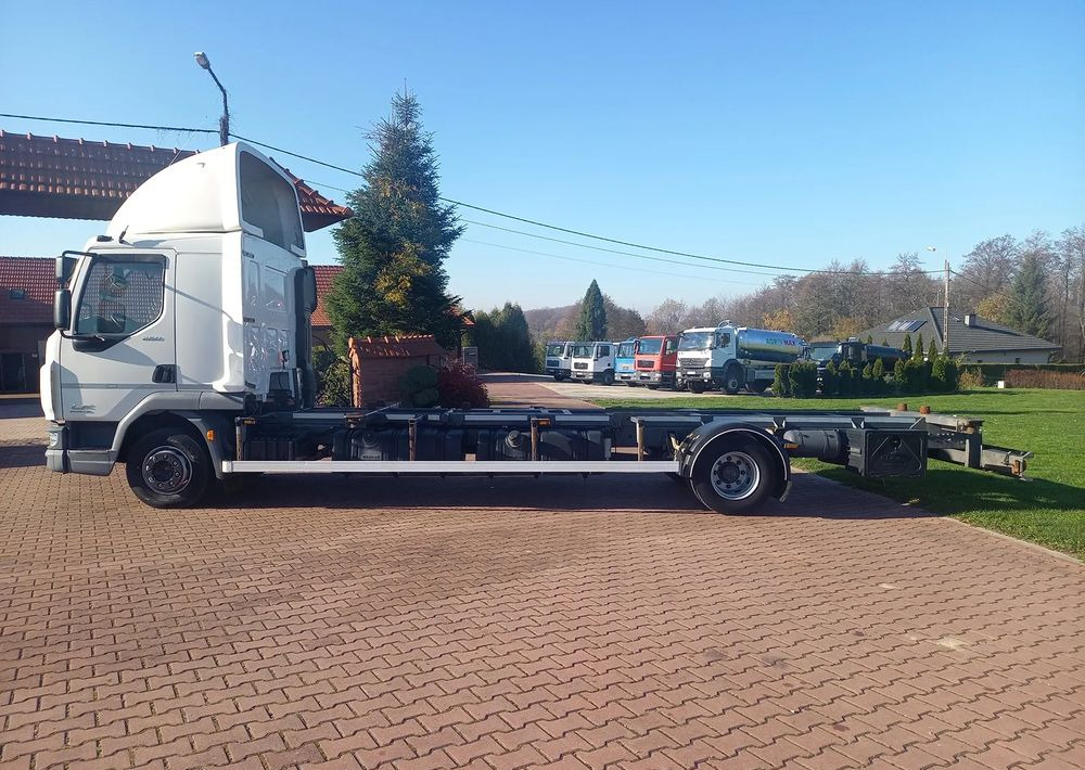 DAF 45 - Camião transportador de contêineres/ Caixa móvel: foto 3 DAF 45 - Camião transportador de contêineres/ Caixa móvel: foto 3