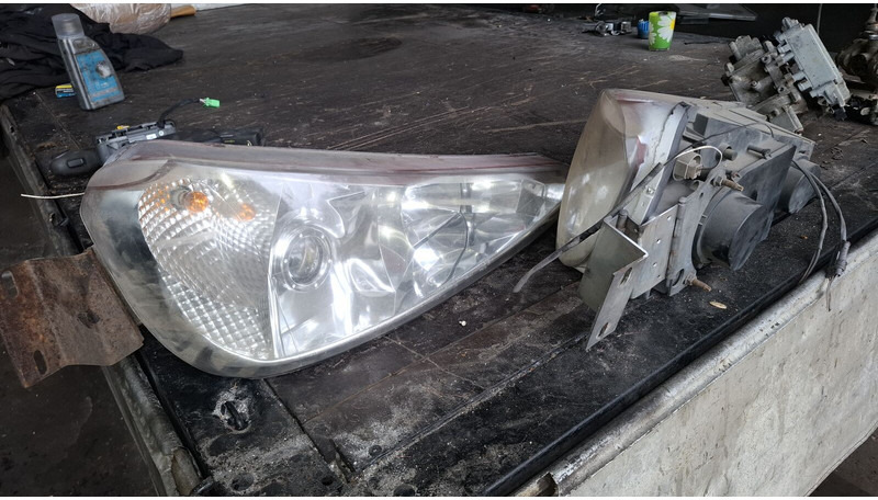 Scania Иризар Volvo. Ман. Мерседес - Farol dianteira: foto 1 Scania Иризар Volvo. Ман. Мерседес - Farol dianteira: foto 1