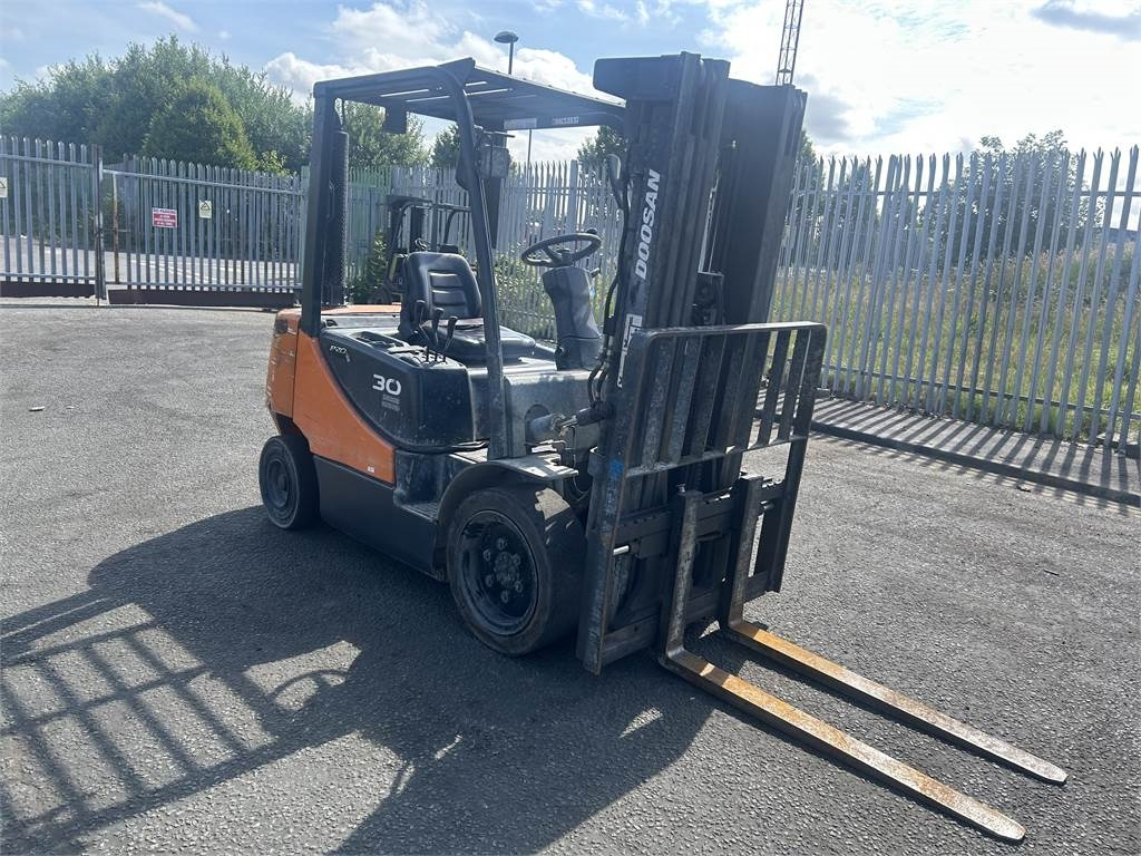 Doosan D30S-5 - Empilhador a diesel: foto 3 Doosan D30S-5 - Empilhador a diesel: foto 3