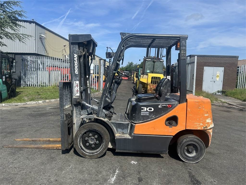 Doosan D30S-5 - Empilhador a diesel: foto 1 Doosan D30S-5 - Empilhador a diesel: foto 1