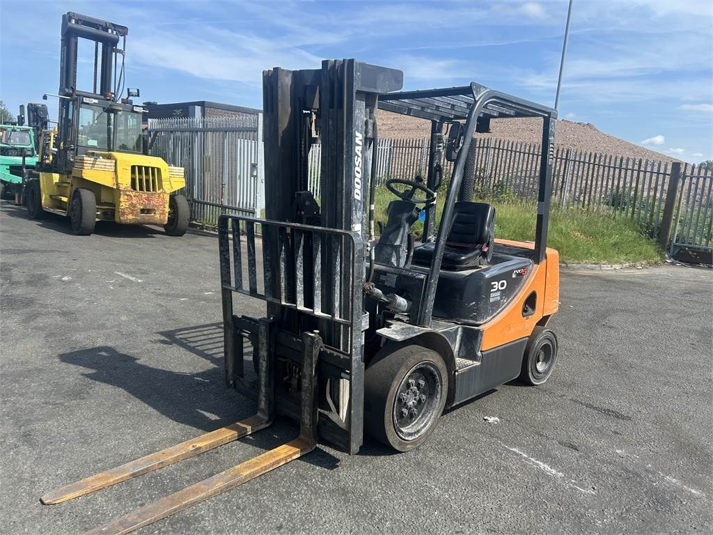 Doosan D30S-5 - Empilhador a diesel: foto 2 Doosan D30S-5 - Empilhador a diesel: foto 2