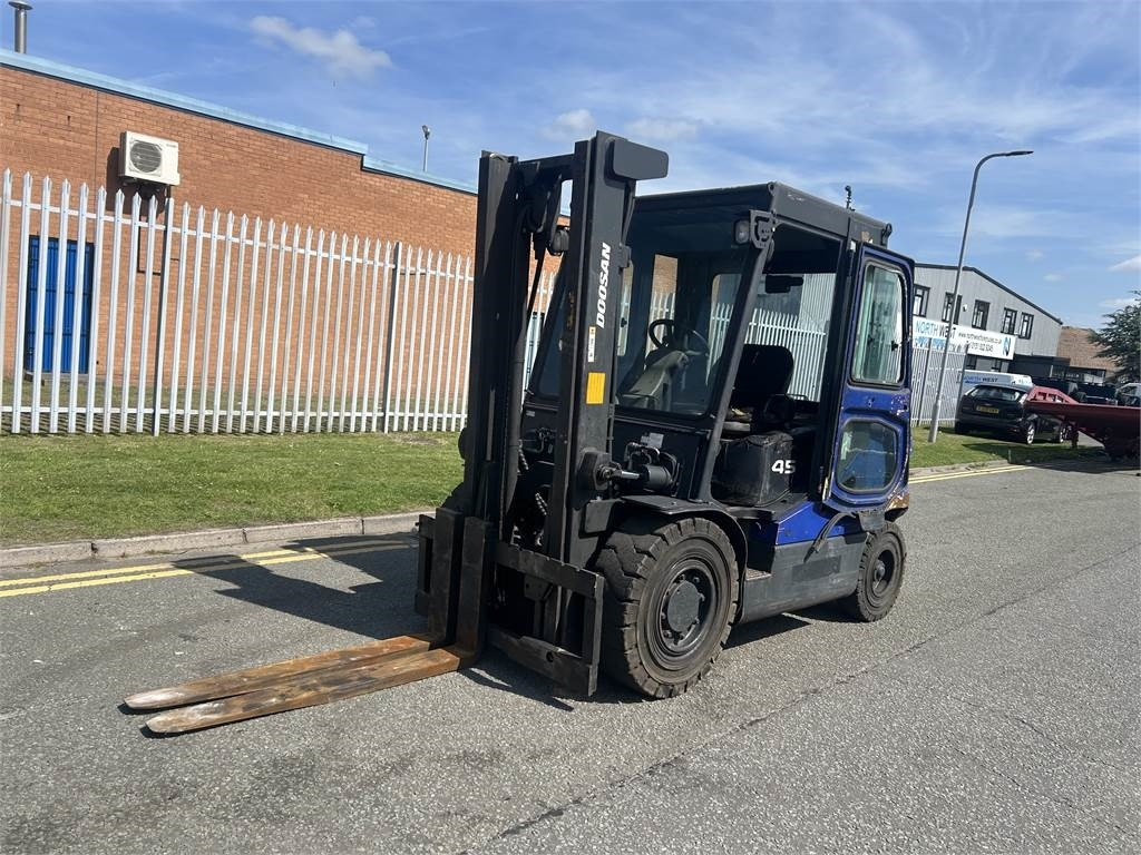 Doosan D45SC-5 - Empilhador a diesel: foto 2 Doosan D45SC-5 - Empilhador a diesel: foto 2