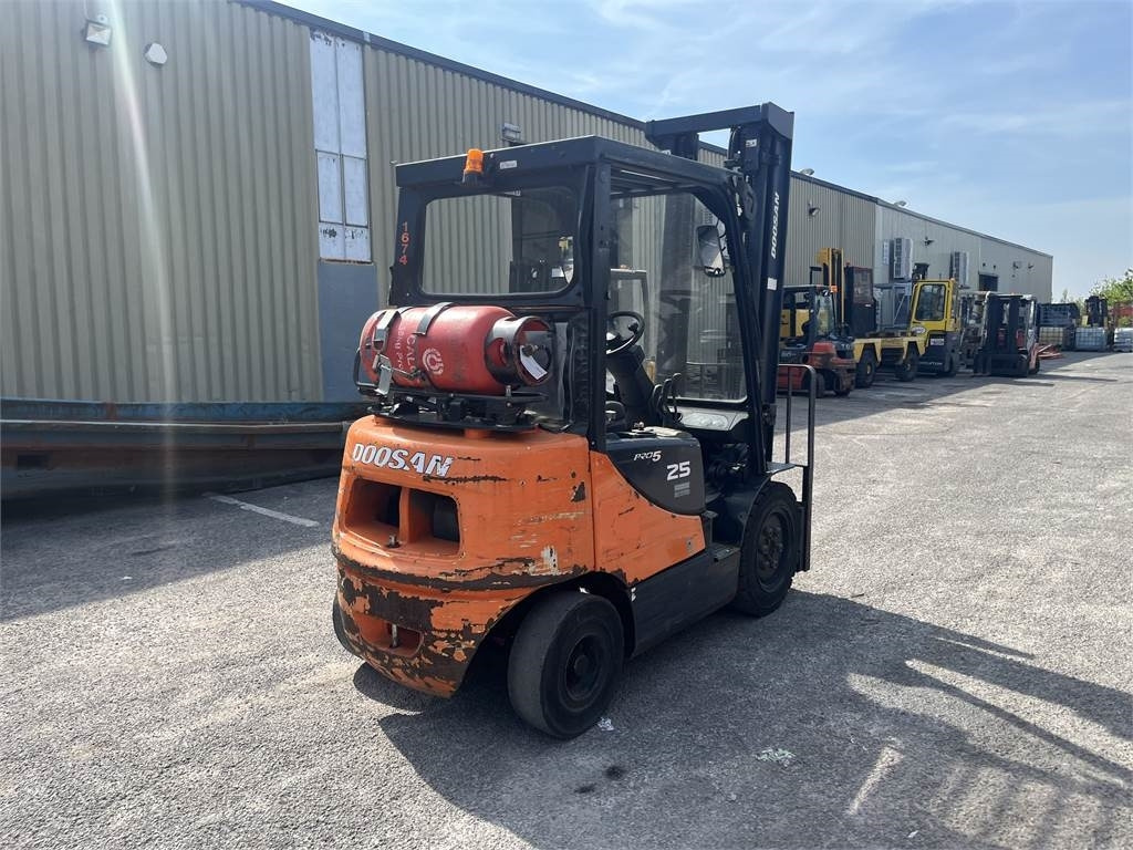 Doosan G25E-5 - Empilhador a gás: foto 3 Doosan G25E-5 - Empilhador a gás: foto 3