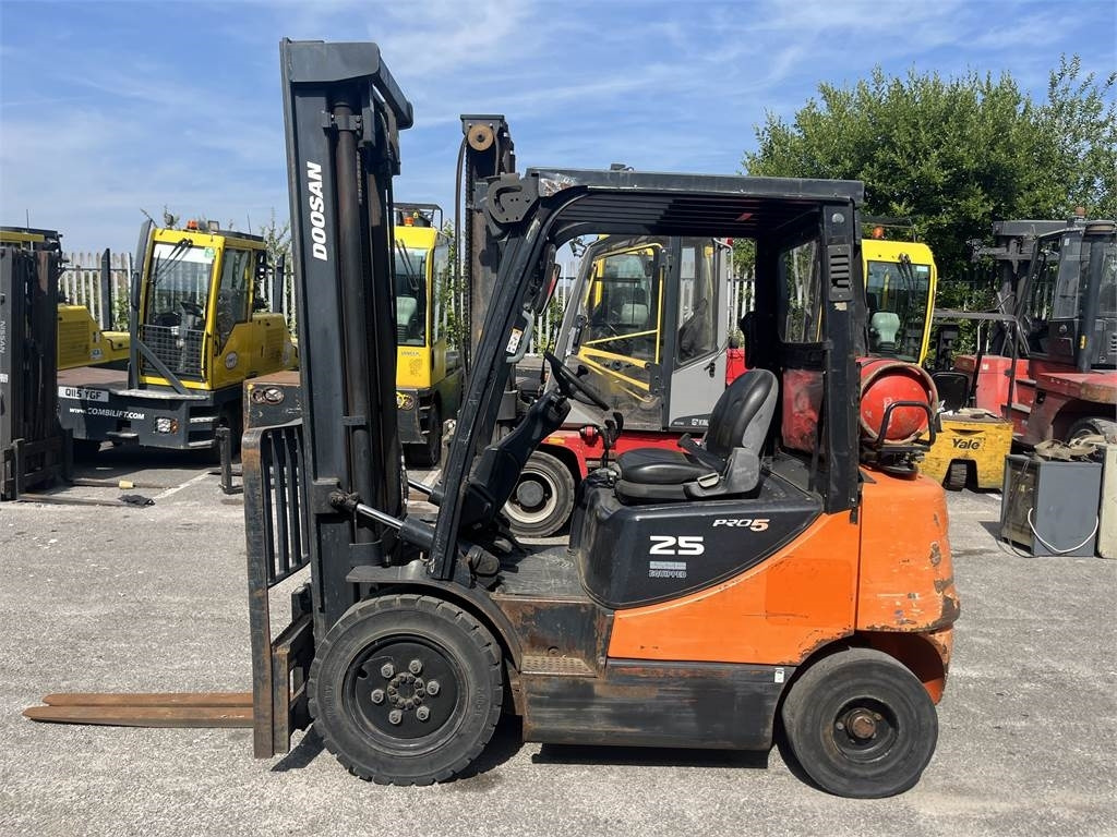 Doosan G25E-5 - Empilhador a gás: foto 1 Doosan G25E-5 - Empilhador a gás: foto 1