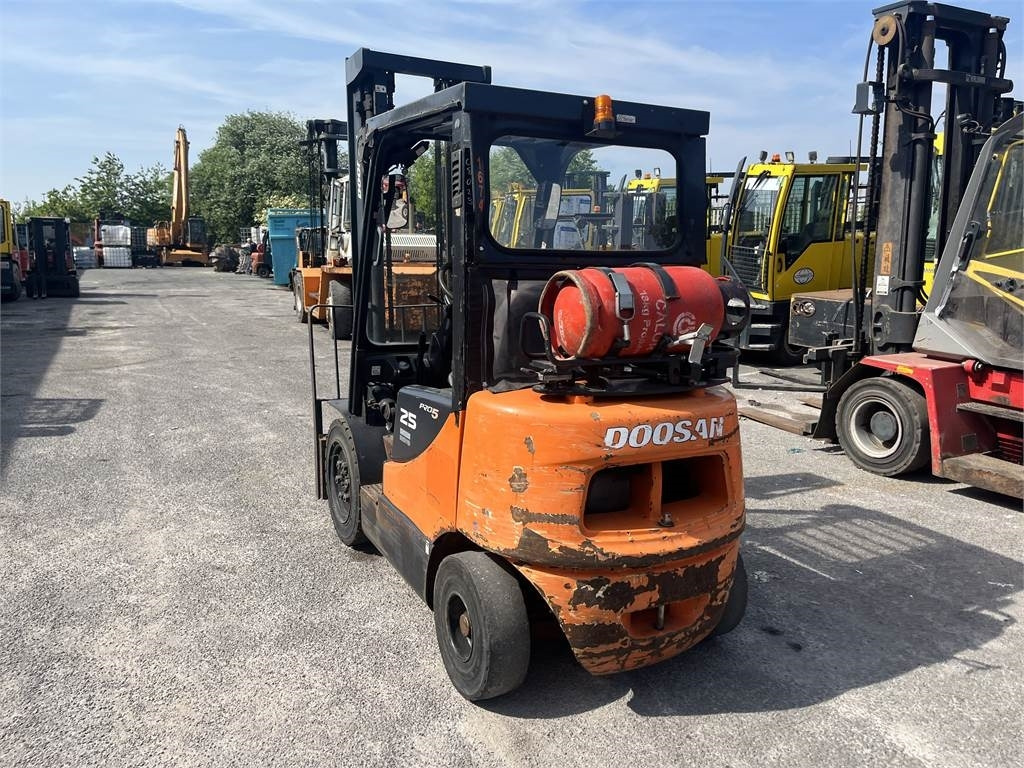 Doosan G25E-5 - Empilhador a gás: foto 4 Doosan G25E-5 - Empilhador a gás: foto 4