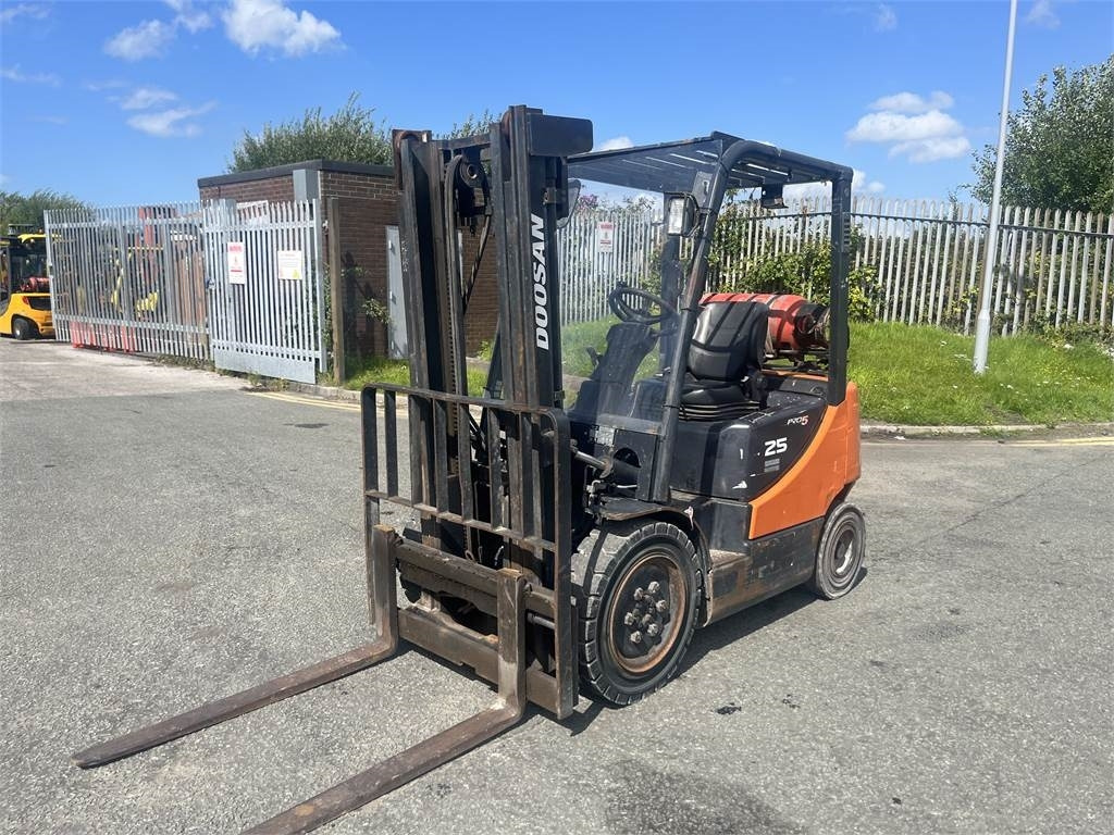 Doosan G25P-5 - Empilhador a gás: foto 2 Doosan G25P-5 - Empilhador a gás: foto 2