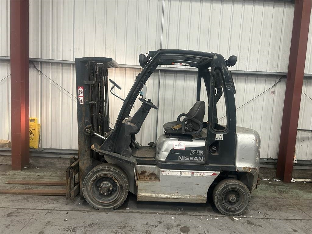 Nissan FD02A25Q - Empilhador a diesel: foto 1 Nissan FD02A25Q - Empilhador a diesel: foto 1