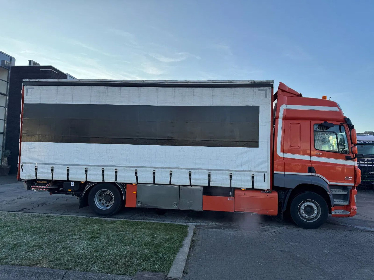 DAF CF 460 4X2 EURO 6 DHOLLANDIA LIFT 2000 KG TÜV TI DAF CF 460 4X2 EURO 6 DHOLLANDIA LIFT 2000 KG TÜV TI - Camião de lona: foto 4 DAF CF 460 4X2 EURO 6 DHOLLANDIA LIFT 2000 KG TÜV TI DAF CF 460 4X2 EURO 6 DHOLLANDIA LIFT 2000 KG TÜV TI - Camião de lona: foto 4