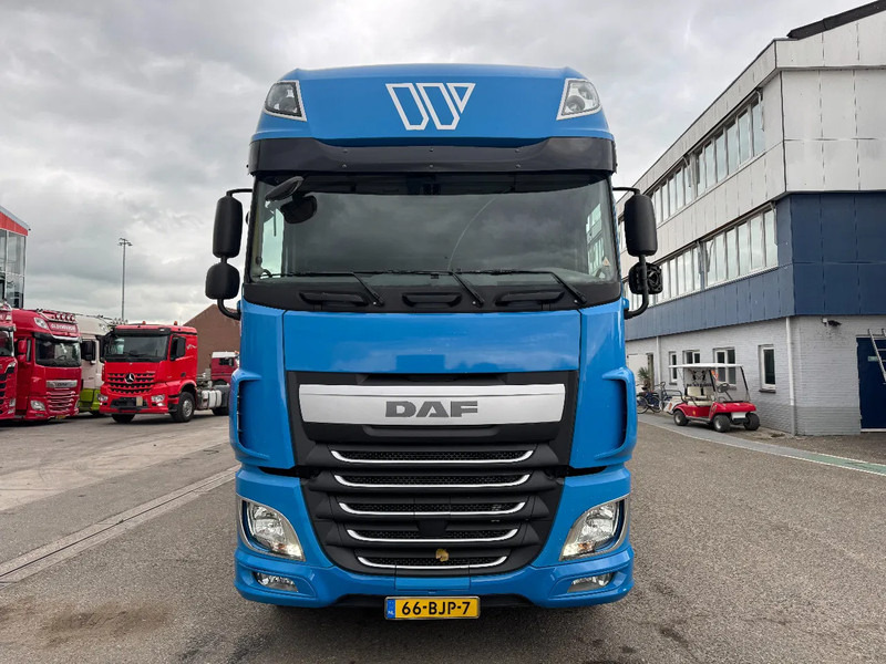 DAF XF 460 6X2 EURO 6 + HERTOGHS HANGER - Camião de lona: foto 2 DAF XF 460 6X2 EURO 6 + HERTOGHS HANGER - Camião de lona: foto 2