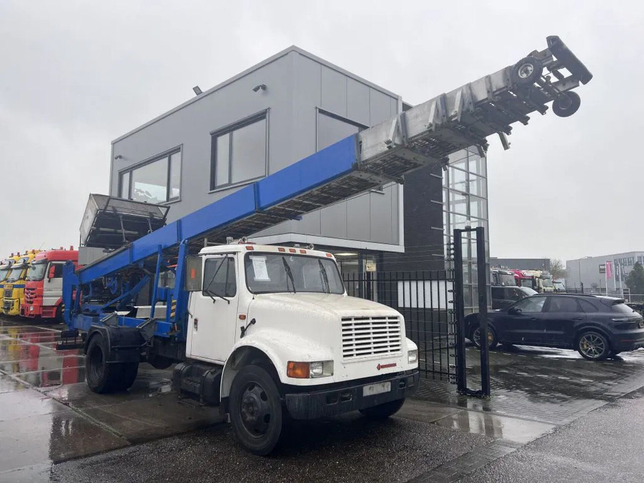 International 4600 4x2 210HP + TEUPEN hyL International 4600 4x2 210HP + TEUPEN hyLI - Caminhão com plataforma aérea: foto 3 International 4600 4x2 210HP + TEUPEN hyL International 4600 4x2 210HP + TEUPEN hyLI - Caminhão com plataforma aérea: foto 3