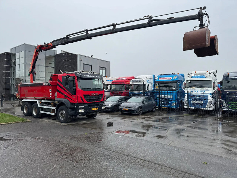 Iveco Trakker 500 6X4 EURO 6 KIPPER + PALFINGER PK18002 FULL STEEL - Camião basculante, Camião grua: foto 2 Iveco Trakker 500 6X4 EURO 6 KIPPER + PALFINGER PK18002 FULL STEEL - Camião basculante, Camião grua: foto 2