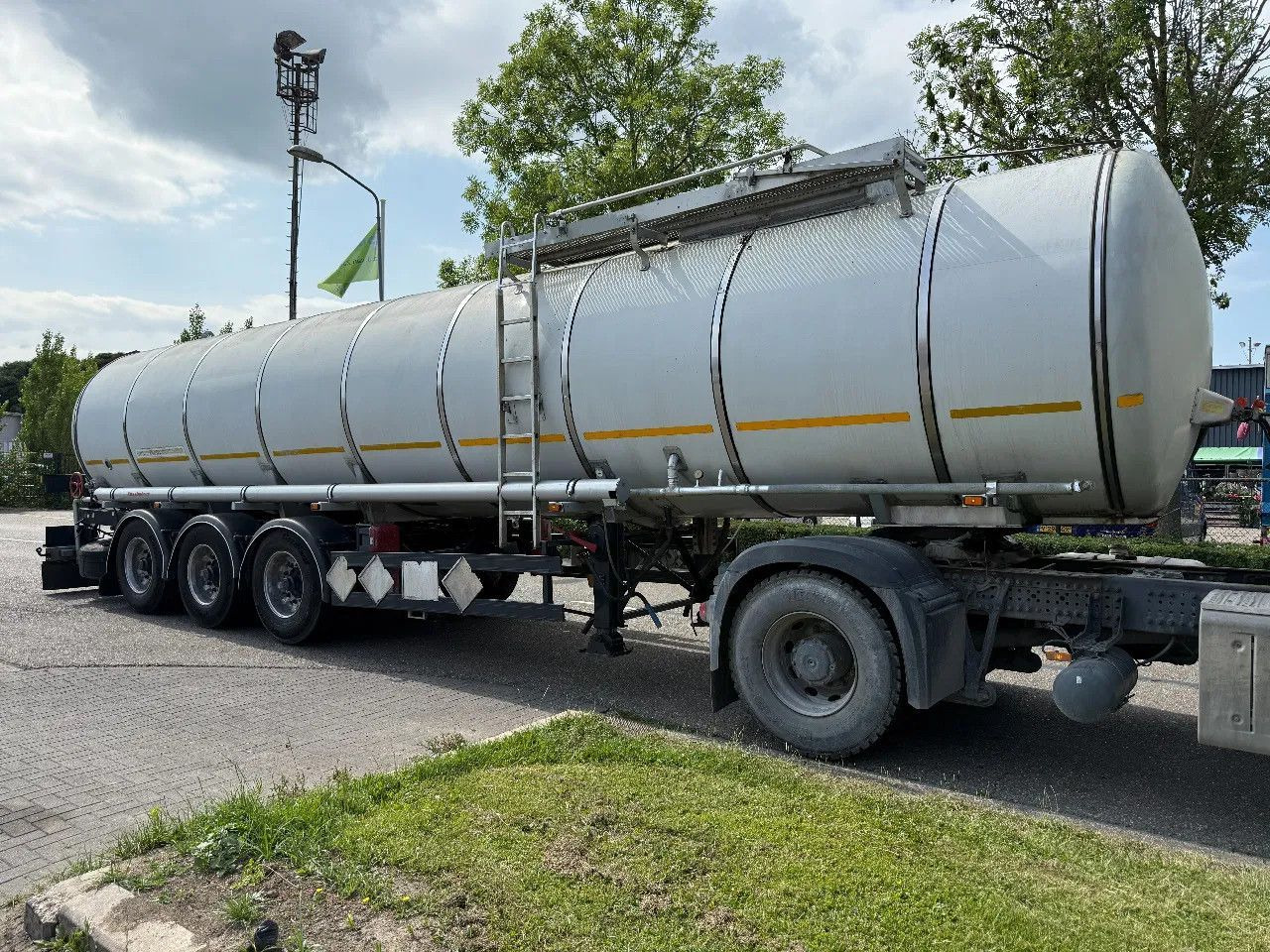 Kässbohrer BITUM - 32000 LITER - 1 COMP. - Semi-reboque cisterna: foto 2 Kässbohrer BITUM - 32000 LITER - 1 COMP. - Semi-reboque cisterna: foto 2