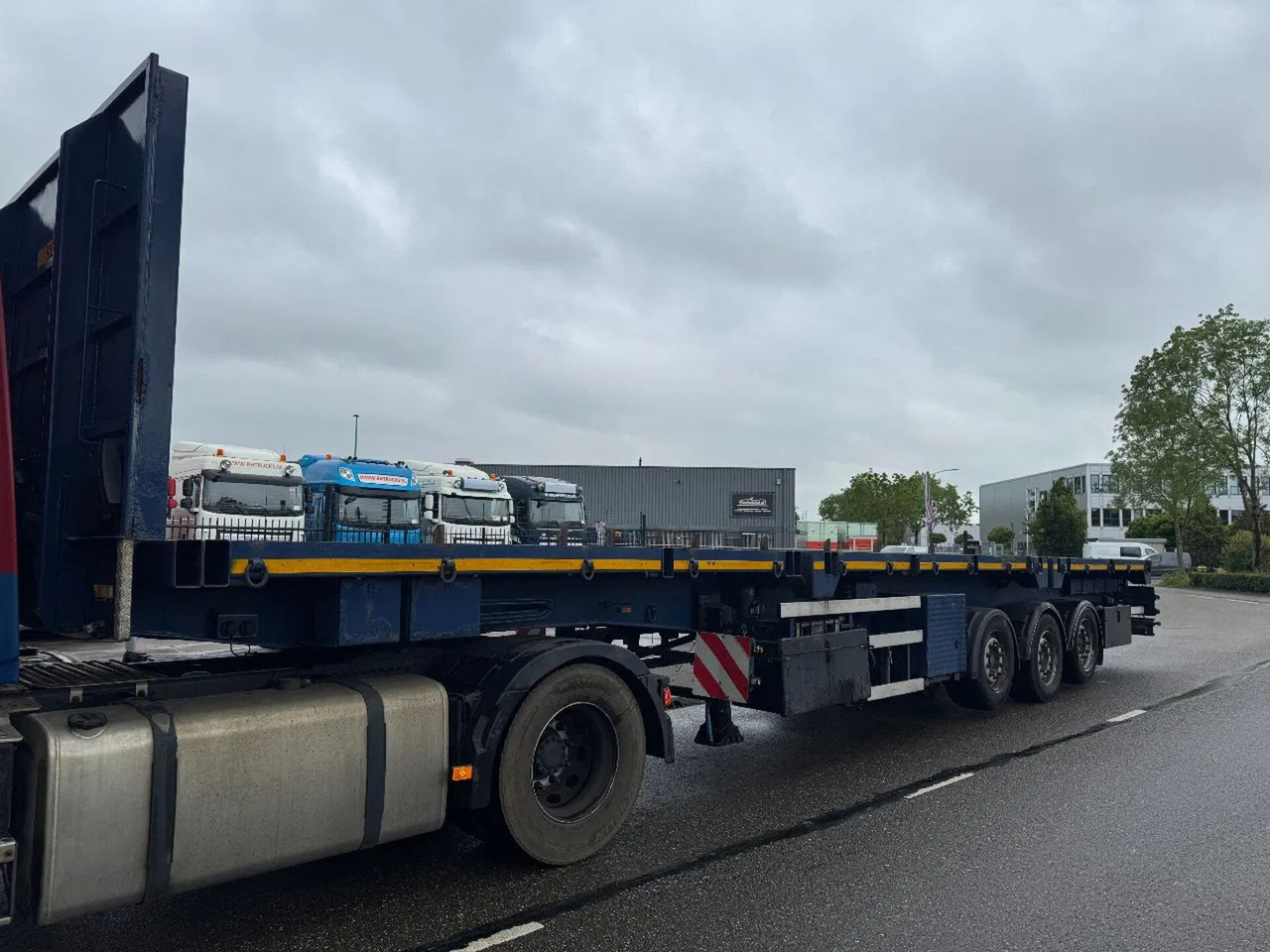 Schmidt HAGEN 3 AXLE + LIFTING AXLE - Semi-reboque plataforma/ Caixa aberta: foto 2 Schmidt HAGEN 3 AXLE + LIFTING AXLE - Semi-reboque plataforma/ Caixa aberta: foto 2