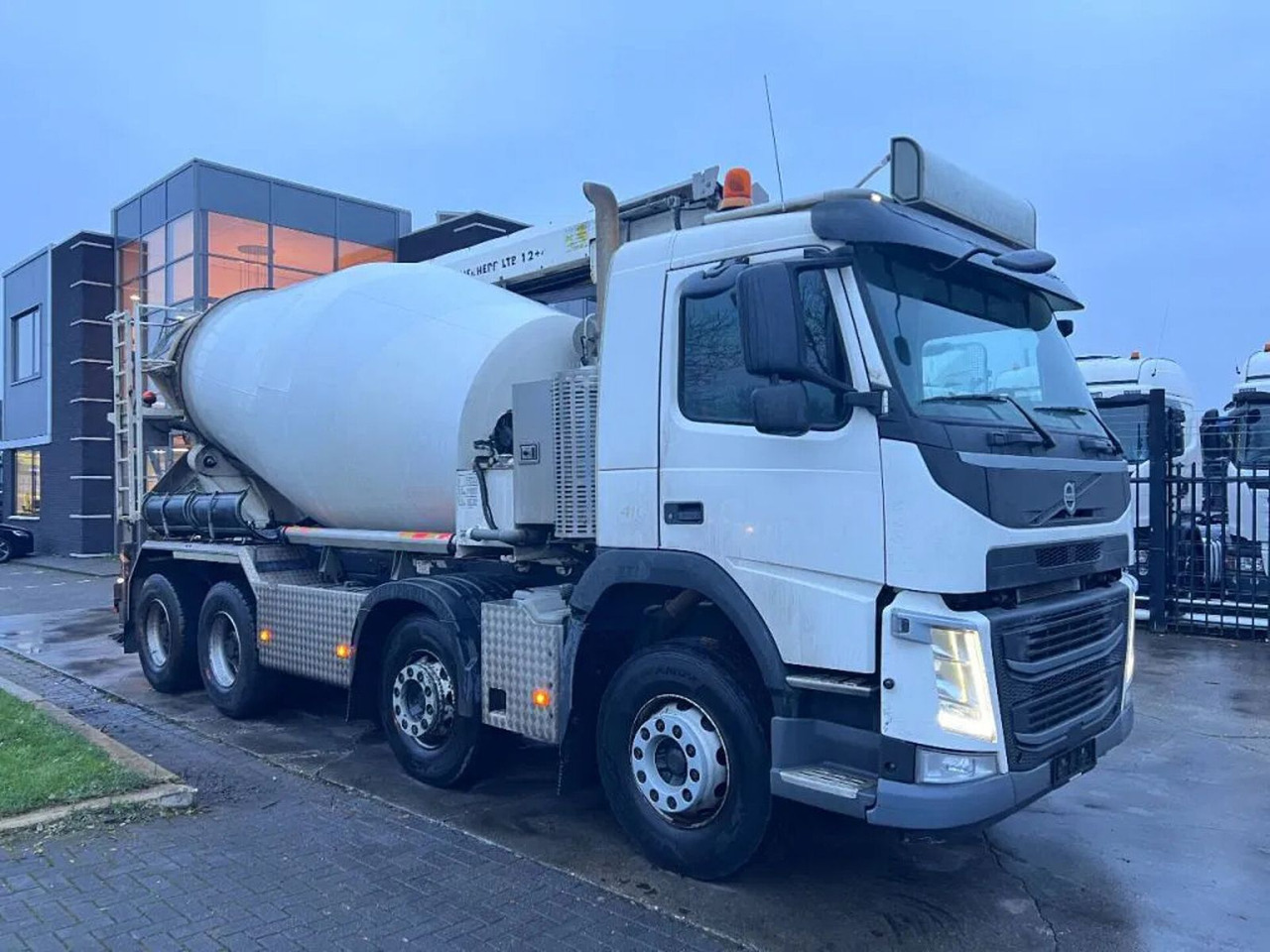 Volvo FM 410 8X4 - 3 UNITS! + MIXER 9m3 + LIEBHERR CON Volvo FM 410 8X4 - 3 UNITS! + MIXER 9m3 + LIEBHERR CON - Camião betoneira: foto 3 Volvo FM 410 8X4 - 3 UNITS! + MIXER 9m3 + LIEBHERR CON Volvo FM 410 8X4 - 3 UNITS! + MIXER 9m3 + LIEBHERR CON - Camião betoneira: foto 3