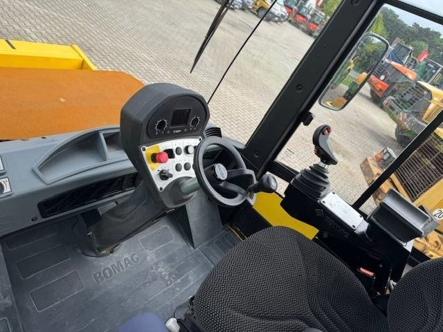 Compactador de asfalto BOMAG BW 213 D-5: foto 8