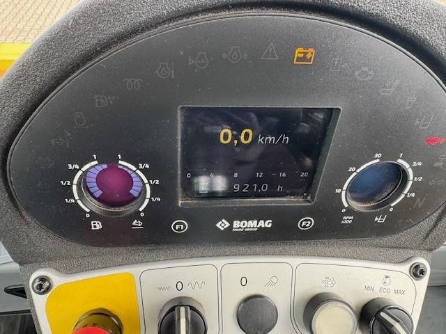 Fotografia de interior 1: Compactador de asfalto BOMAG BW 213 D-5