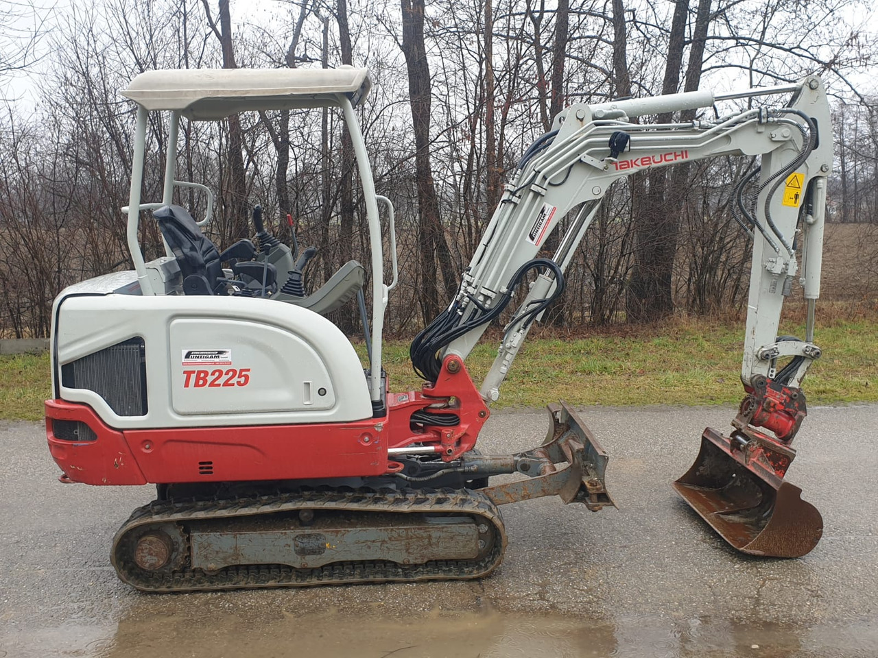 TAKEUCHI TB 225 - Mini escavadeira: foto 2 TAKEUCHI TB 225 - Mini escavadeira: foto 2