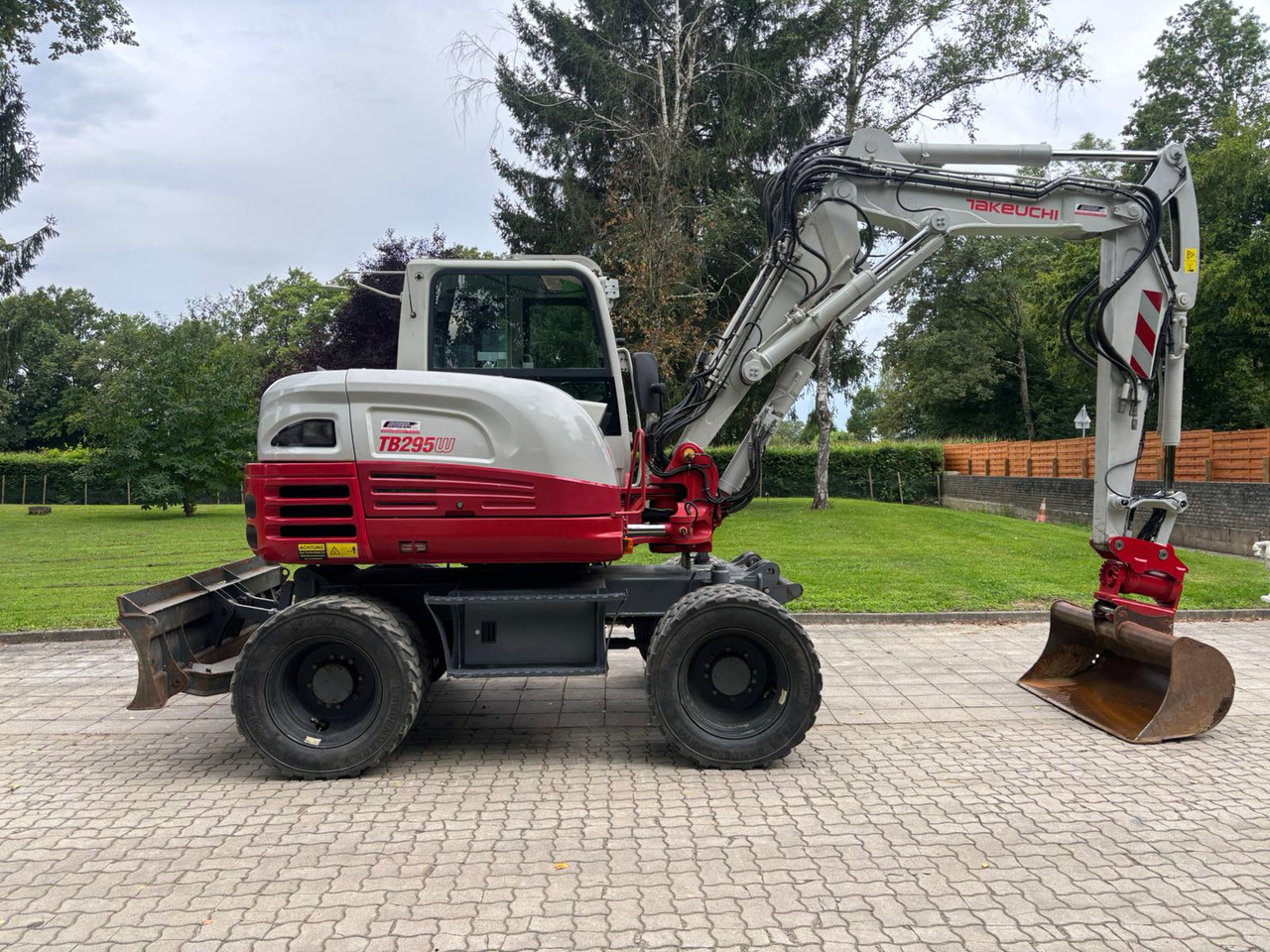 TAKEUCHI TB 295 W - Escavadeira de rodas: foto 2 TAKEUCHI TB 295 W - Escavadeira de rodas: foto 2