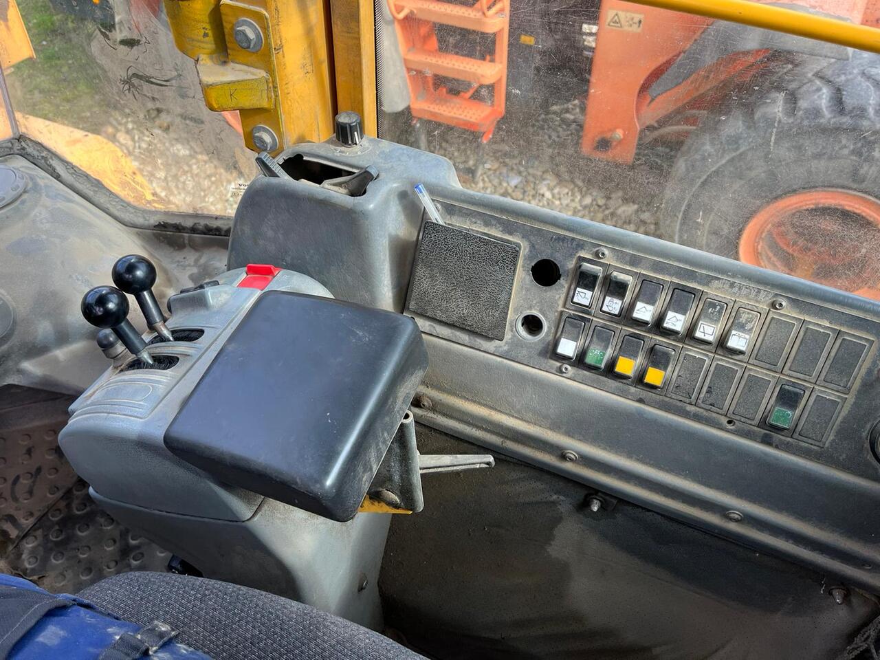 Pá carregadora de rodas VOLVO L 180 E: foto 16