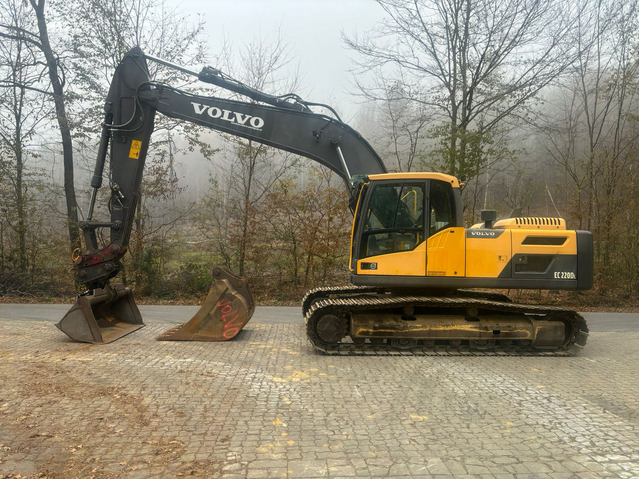 Volvo EC 220 DL - Escavadora de rastos: foto 1 Volvo EC 220 DL - Escavadora de rastos: foto 1