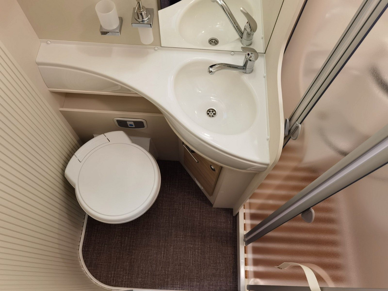 Autocaravana capucine Eura Mobil ACTIVA ONE 630 LS / -2025- / 140PS / RAUMWUNDER: foto 24