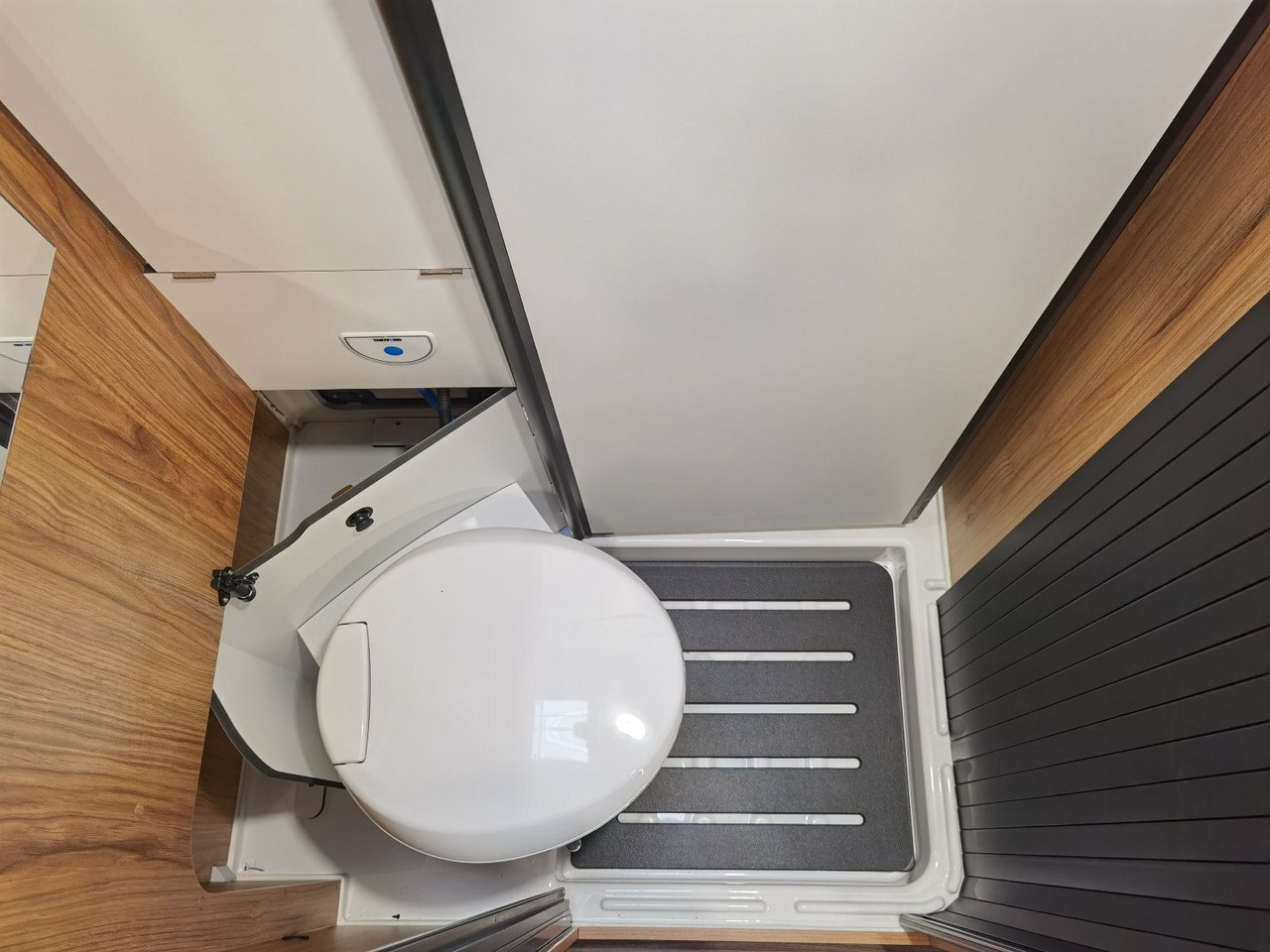 Locação financeira de  Karmann DEXTER 580 /-MODELL 2026-/ PANORAMA DACHFENSTER Karmann DEXTER 580 /-MODELL 2026-/ PANORAMA DACHFENSTER: foto 20