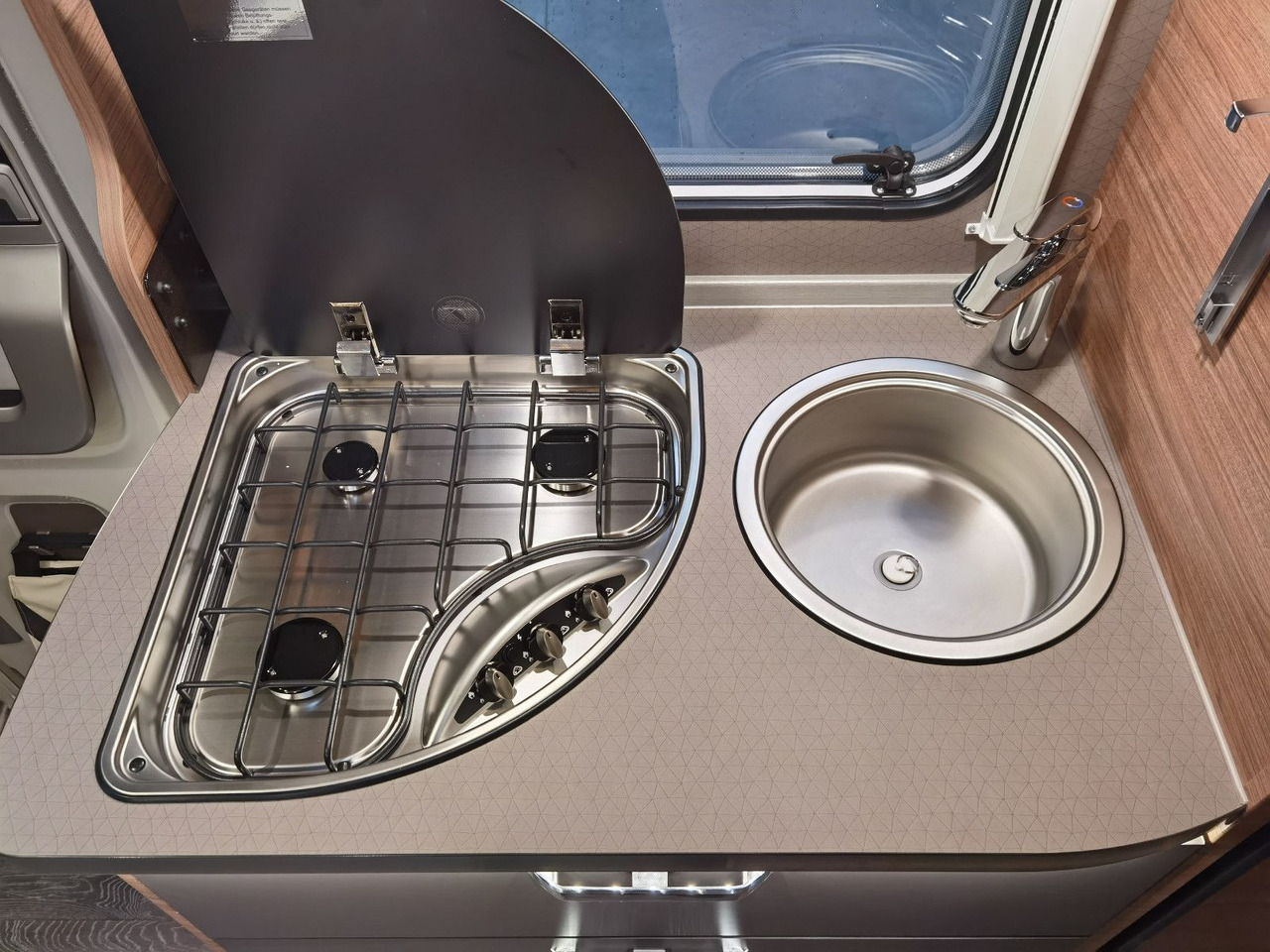 Locação financeira de  Weinsberg CARACOMPACT 640 MEG EDITION-PEPPER / EINZELBETTE Weinsberg CARACOMPACT 640 MEG EDITION-PEPPER / EINZELBETTE: foto 15