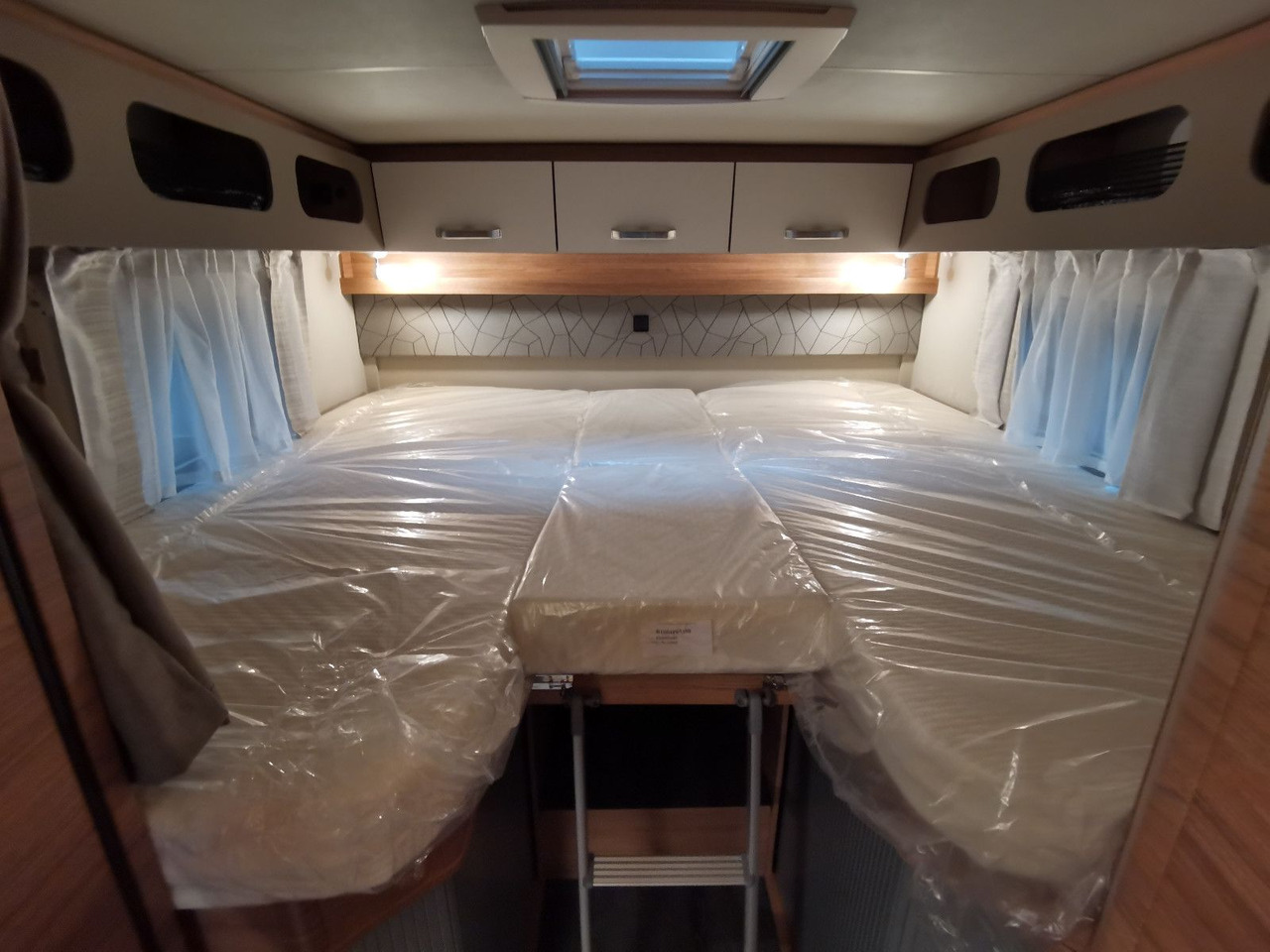 Locação financeira de  Weinsberg CARACOMPACT 640 MEG EDITION-PEPPER / EINZELBETTE Weinsberg CARACOMPACT 640 MEG EDITION-PEPPER / EINZELBETTE: foto 18