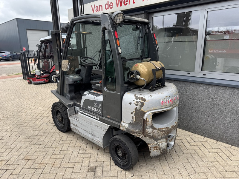 Nissan UD02A25PQ Triplo 430 Freelift/Sideshift LPG 2006 - Empilhador a gás: foto 5 Nissan UD02A25PQ Triplo 430 Freelift/Sideshift LPG 2006 - Empilhador a gás: foto 5