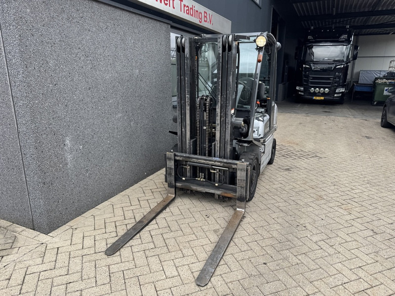 Nissan UD02A25PQ Triplo 430 Freelift/Sideshift LPG 2006 - Empilhador a gás: foto 4 Nissan UD02A25PQ Triplo 430 Freelift/Sideshift LPG 2006 - Empilhador a gás: foto 4
