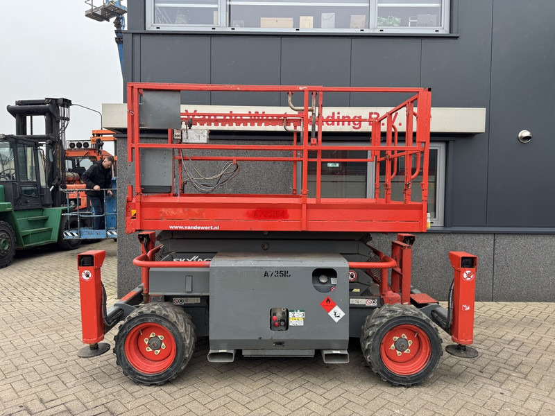 Skyjack SJ 6832RT Schaarhoogwerker / Scissor / Arbeitsbuhne 2016 4X4 Kubota Diesel 12M Werkhoogte - Plataforma de Tijera/ Plataforma de tesoura: foto 1 Skyjack SJ 6832RT Schaarhoogwerker / Scissor / Arbeitsbuhne 2016 4X4 Kubota Diesel 12M Werkhoogte - Plataforma de Tijera/ Plataforma de tesoura: foto 1