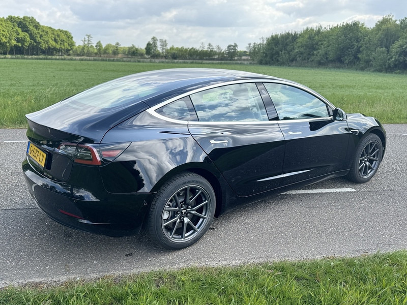 Tesla Model 3 - Automóvel: foto 4 Tesla Model 3 - Automóvel: foto 4