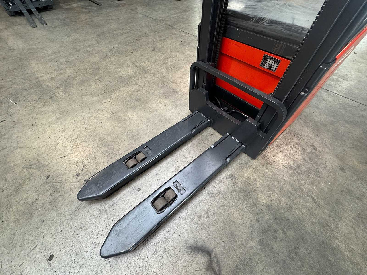 04/2012 SERVICE +UVV 10/2026 LINDE L14AP 1.400KG PALLET TRUCK ANT 2.364 HOURS - Empilhador: foto 4 04/2012 SERVICE +UVV 10/2026 LINDE L14AP 1.400KG PALLET TRUCK ANT 2.364 HOURS - Empilhador: foto 4