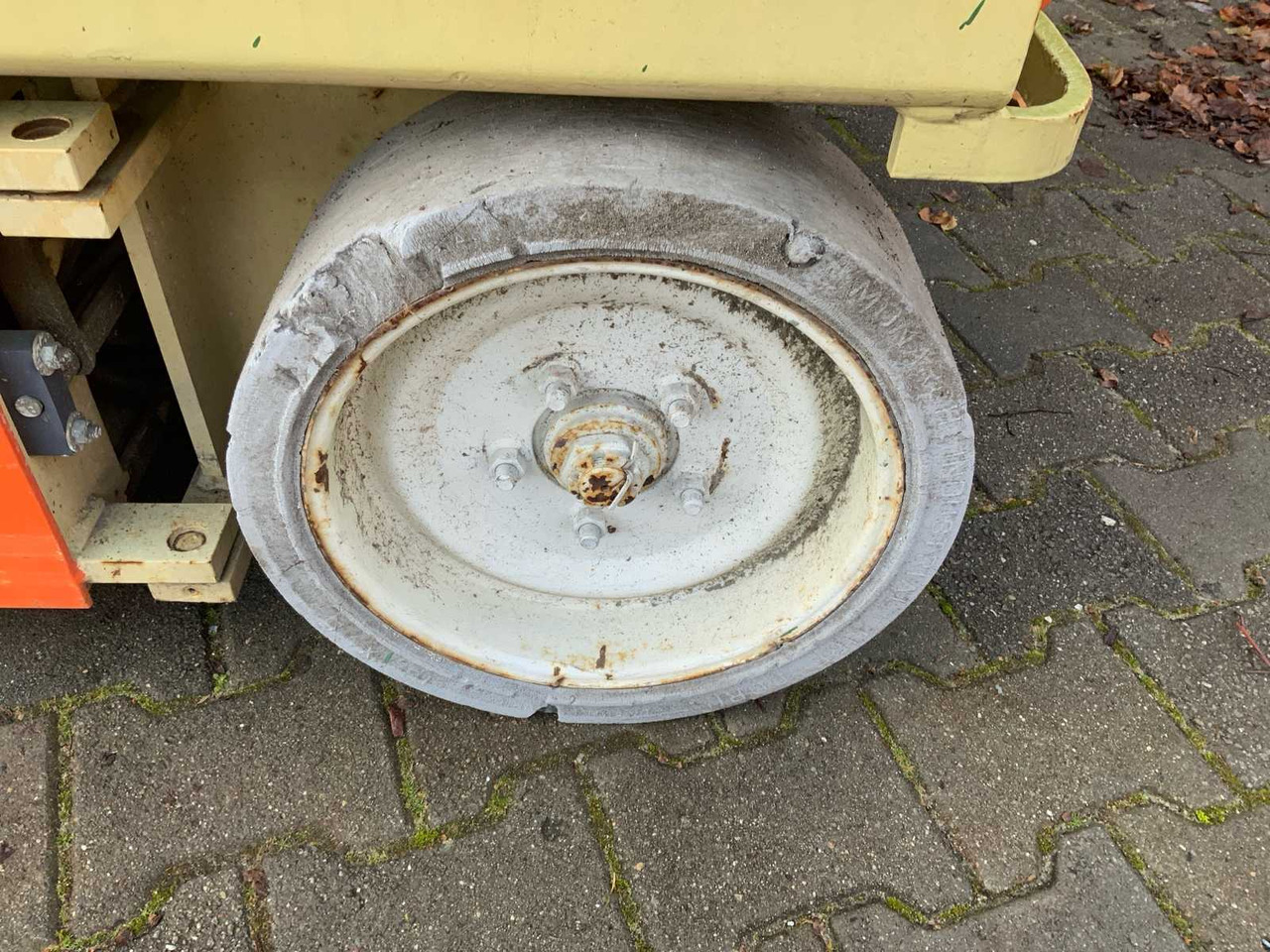 Plataforma aérea 2001 JLG 3246-E2 SCISSOR LIFT: foto 8 Plataforma aérea 2001 JLG 3246-E2 SCISSOR LIFT: foto 8