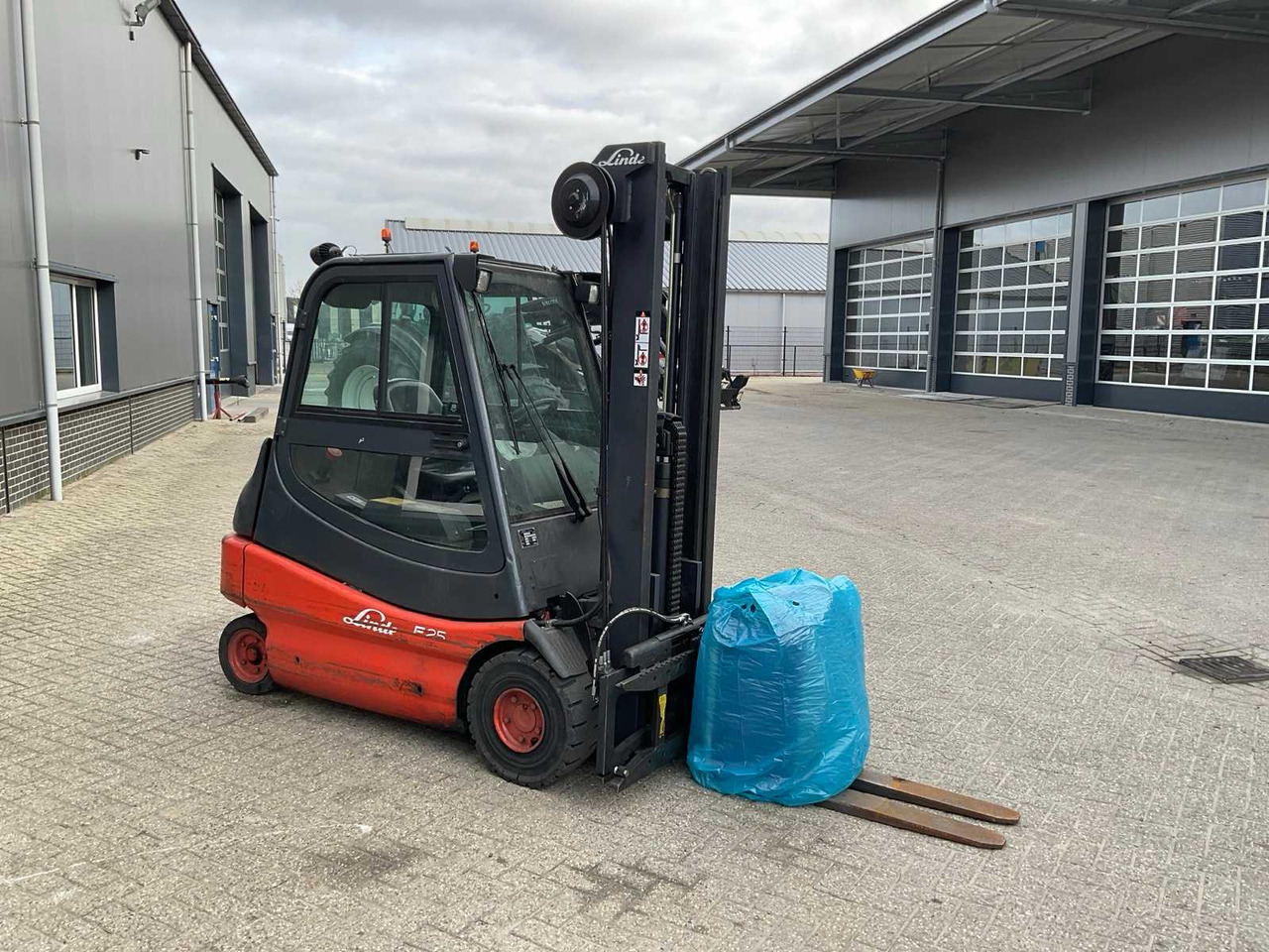 2004 LINDE E25-02 FORKLIFT - Empilhador: foto 3 2004 LINDE E25-02 FORKLIFT - Empilhador: foto 3
