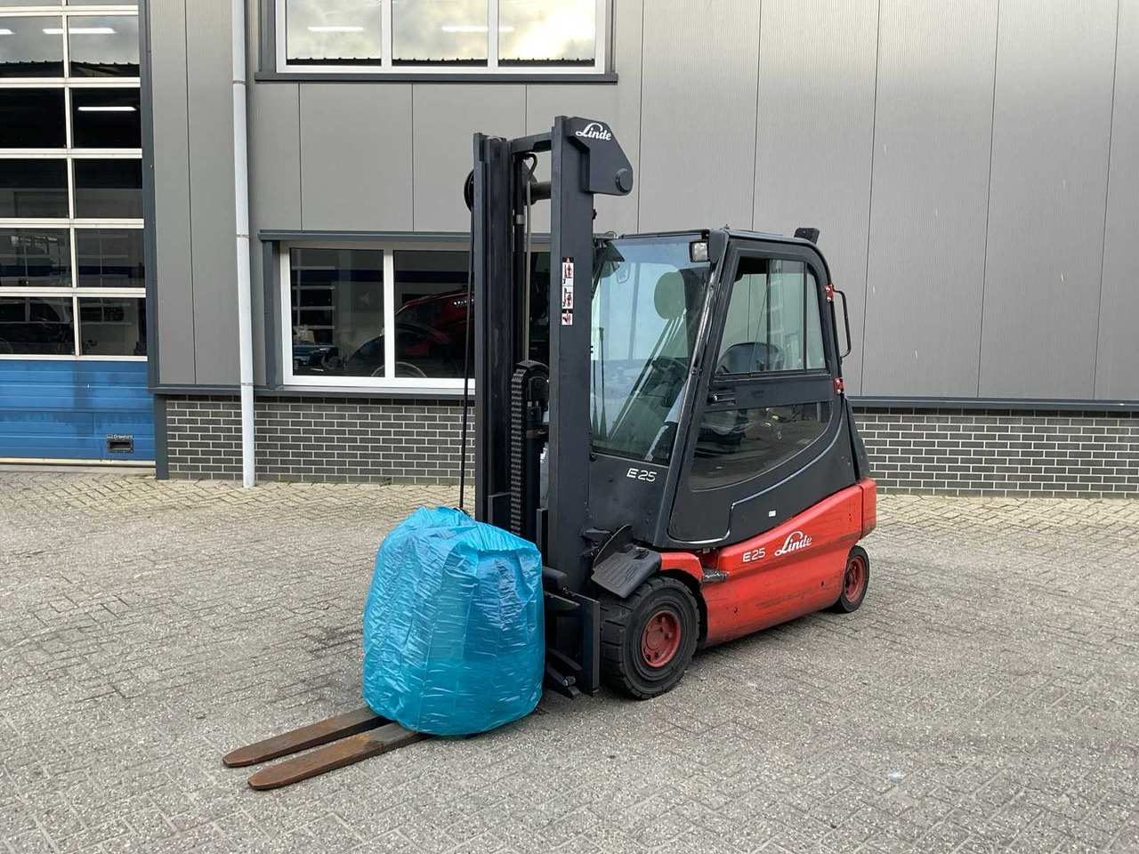 2004 LINDE E25-02 FORKLIFT - Empilhador: foto 1 2004 LINDE E25-02 FORKLIFT - Empilhador: foto 1