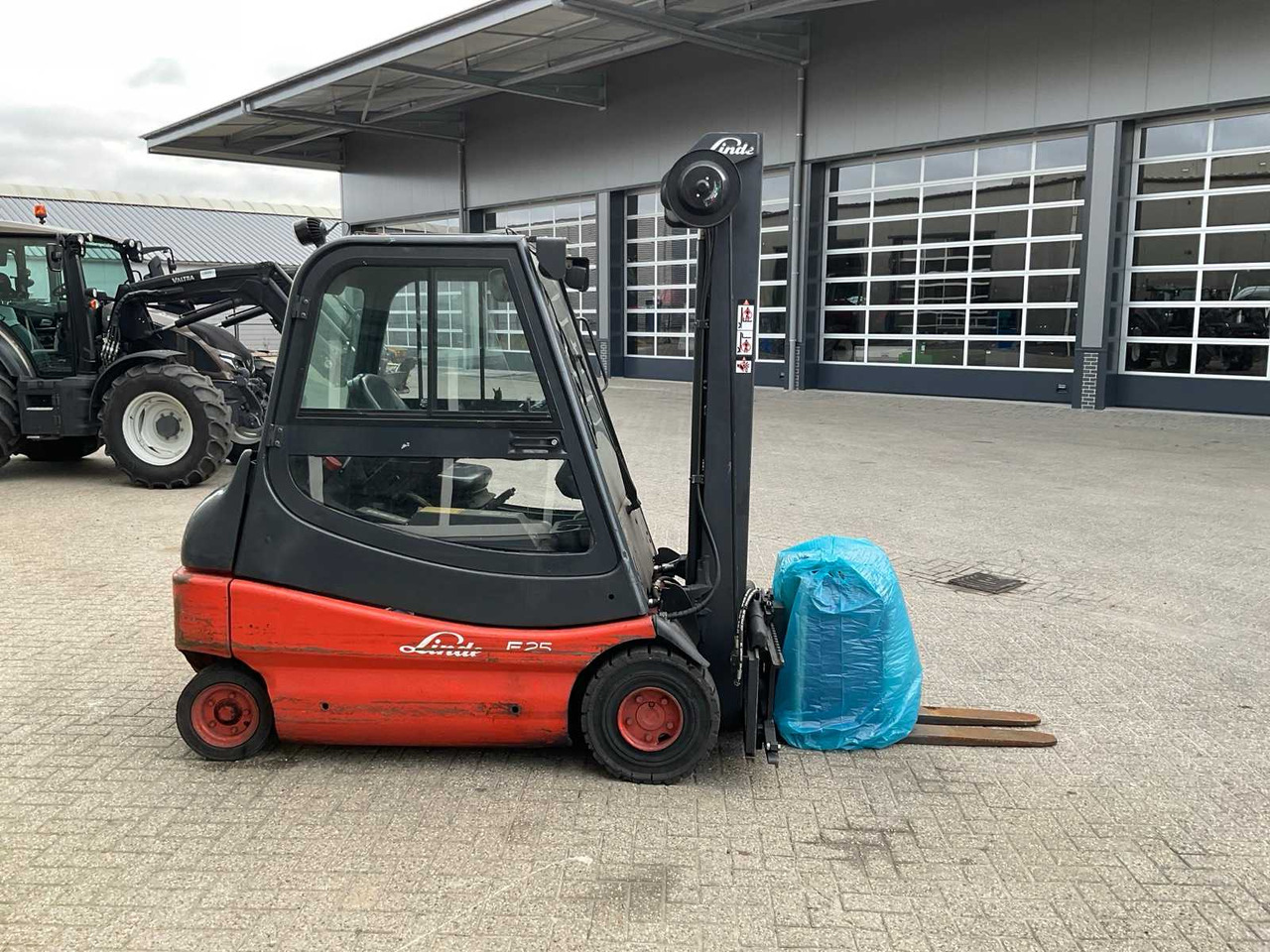 2004 LINDE E25-02 FORKLIFT - Empilhador: foto 4 2004 LINDE E25-02 FORKLIFT - Empilhador: foto 4